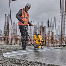 Load image into Gallery viewer, DCPS330AG2 - POWERSHIFT™ Concrete Power Screed Kit